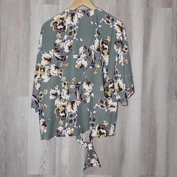 🛍West Kei Costello Grey Floral Flowy Tie Front Short Sleeve Top Womens‎ Size MP - Picture 2 of 6